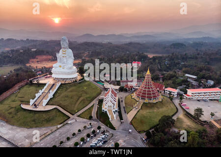 Luftaufnahme von Wat Huay Pla Kang Tempel mit Guanyin und Kirche bei Sonnenuntergang. Provinz Chiang Rai Stockfoto