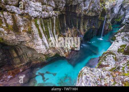 Großen Fluss Soca Schlucht während der trockenen Jahreszeit. Enge Schlucht, Slot Canyon in Slowenien. Berühmte touristische Ziel entlang der Fluss Soca. Wasserfall. Stockfoto