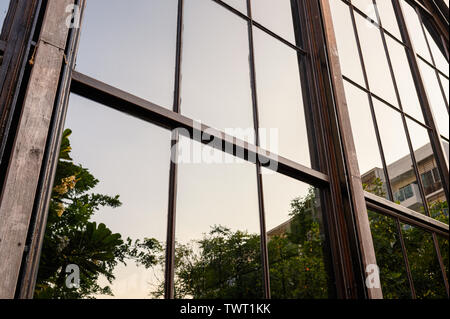 Die moderne industrielle Gebäude mit Glasfenstern Reflexion Stockfoto