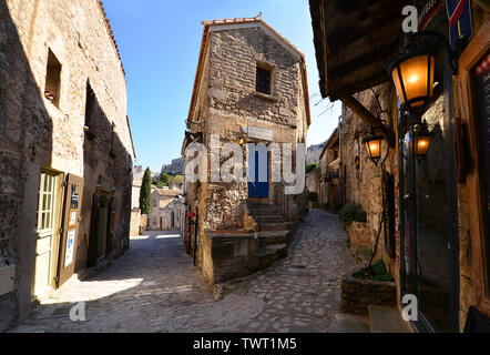 Straße des Dorfes Les Baux-de-Provence. Bouches-du-Rhône, Provence, Frankreich, Europa Stockfoto