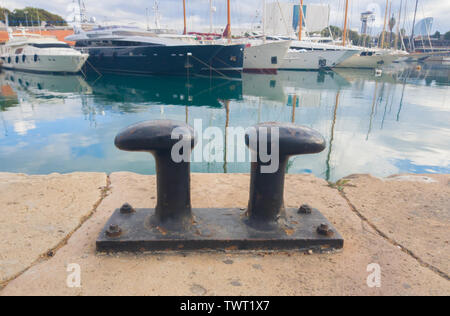 Doppel Bügeleisen Poller Anlegestellen für Boote zum Pier. Stockfoto