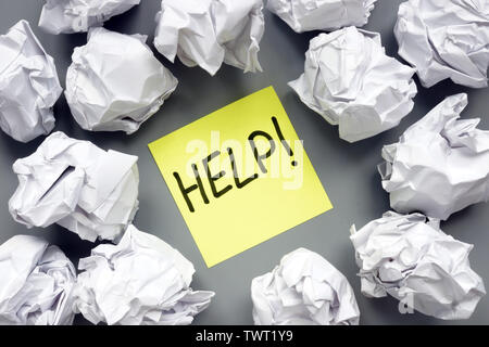 Anmelden Hilfe und Papier Kugeln herum. Stockfoto