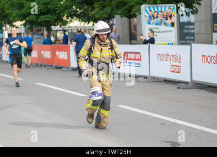 DNIPRO, UKRAINE - Mai 26, 2019: Rescue Mann in vollen Kleid auf einem Dmytra Yavornitskoho Avenue während des 'Interipe Dnipro Halbmarathon Rennen Stockfoto