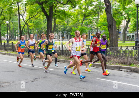 DNIPRO, UKRAINE - 26. MAI 2019: Leader-Gruppe der Teilnehmer auf einem Dmytra Yavornitskoho Avenue während des 'Interipe Dnipro Halbmarathon "r Stockfoto