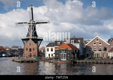 HAARLEM, Niederlande - 13 April, 2019: Alte Mühle im Stadtzentrum von Haarlem am 13. April 2019 in den Niederlanden Stockfoto