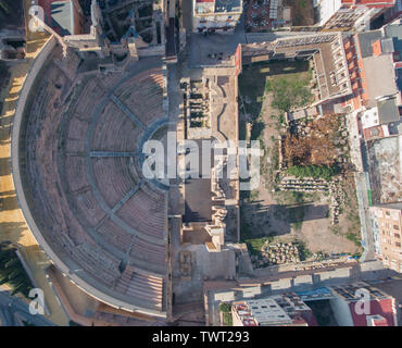 Römische Amphitheater aus Stein. Ansicht von oben. Fotos von der Drohne. Stockfoto