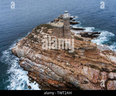 Luftaufnahme der vulkanischen Insel mit einem Leuchtturm. Stockfoto