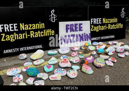 London/Großbritannien - 22. Juni 2019: Nachrichten von Unterstützung für Nazanin Zaghari-Ratcliffe auf Steinen an der iranischen Botschaft in London, wo ihr Ehemann Richard Ratcliffe Inszenierung ist ein hungerstreik Malte Stockfoto