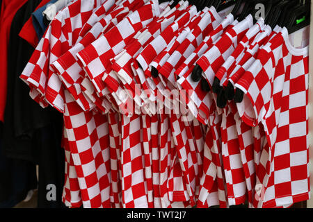 T-Shirts in den Farben der kroatischen Flagge zum Verkauf Stockfoto