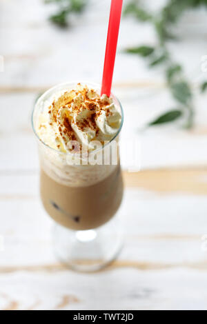 Ein Glas Kaffee mit Eis und Sahne. Einen Vorschlag für die gefrorenen Kaffee. Stockfoto