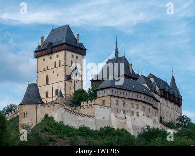 Gotische Burg Karlstein in Böhmen Tschechische Republik, eine mittelalterliche Festung gebaut von Karl IV. in Mitteleuropa an einem sonnigen Sommertag. Stockfoto