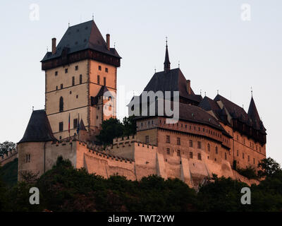 Gotische Burg Karlstein bei Sonnenuntergang in Böhmen Tschechische Republik, eine mittelalterliche Festung gebaut von Charles IV ind Mitteleuropa Stockfoto