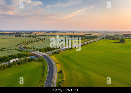 Straße und deutschen Landstraße oder Autobahn, landwirtschaftliche Felder und Wiesen Stockfoto