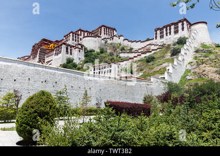 Seitenansicht des Potala Palast mit Wand im Vordergrund. Heimat des Dalai Lama. Tibetischen Buddhismus. Heilig, heilig, UNESCO-Welterbe. Reiseziel Stockfoto