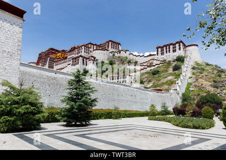 Seitenansicht des Potala Palast, mit Wand im Vordergrund. Heimat des Dalai Lama, einer der wichtigsten Orte für den tibetischen Buddhismus. Heilig, heilig, Stockfoto