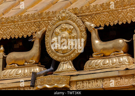 Nahaufnahme des goldfarbenen dharma Rad und Hirsche auf der Jokhang Tempel auf dem Dach. Das dharmachakra ist die älteste universelles Symbol für den Buddhismus. Stockfoto