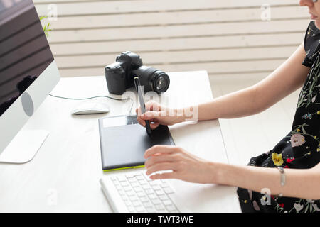 Unternehmen, Designer und Animator Konzept - Nahaufnahme einer Hand, der Graphic Designer Zeichnung an der Tafel Stockfoto