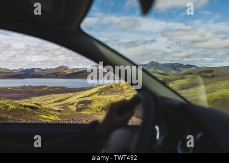 Reisen nach Island Hochland mit dem Auto. Blick auf Lakagigar schwarzen vulkanischen Wüste in Island Nationalpark Skaftafell vom Auto Fenster. Stockfoto