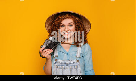 Rothaarige lustig touristische Frau in chinesischen Hut mit Foto Kamera lächelnd und sehr glücklich. Traveler Teenager Stockfoto
