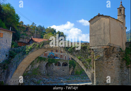 Alte mittelalterliche steinerne Brücke mit Brücke Kapelle in Badalucco, Dorf in der Provinz Imperia, Riviera di Ponente, Ligurien, Italien Stockfoto