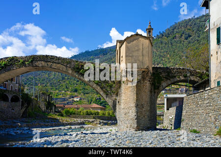 Alte mittelalterliche steinerne Brücke mit Brücke Kapelle in Badalucco, Dorf in der Provinz Imperia, Riviera di Ponente, Ligurien, Italien Stockfoto