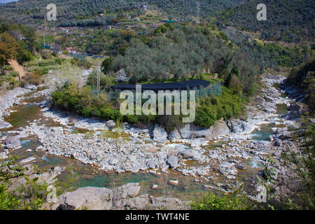 Ausgetrockneten Flussbett von Argentinien in Argentinien tal Badalucco, Provinz Imperia, Riviera di Ponente, Ligurien, Italien Stockfoto