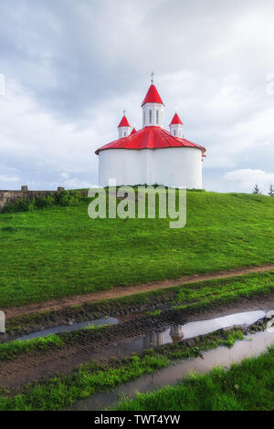 Kleine weiße Kapelle und bewölkter Tag Stockfoto