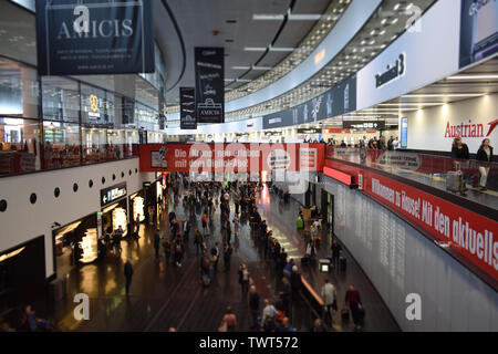 Wien, Österreich: Mai/20/2019 - Vienna International Airport (1938 gebaut und der größte Flughafen in Österreich). Die Menschen warten auf die Ankunft. Stockfoto