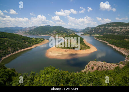 Erstaunliche Landschaft von Arda Fluss Mäander und Kardzhali Stausee, Bulgarien in der Nähe von Ribartsi Stockfoto