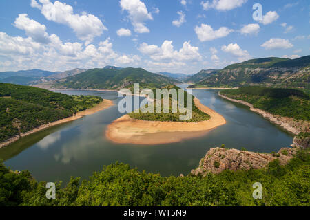 Erstaunliche Landschaft von Arda Fluss Mäander und Kardzhali Stausee, Bulgarien in der Nähe von Ribartsi Stockfoto