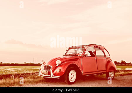 Red Citroën 2CV in ländlicher Umgebung fotografiert (Mailand, Italien) Stockfoto