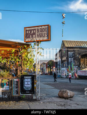 Berlin-Friedrichshain, RAW-Gelände Badehaus bar unterzeichnen und alten industriellen Flohmarkt Gebäude. Stockfoto