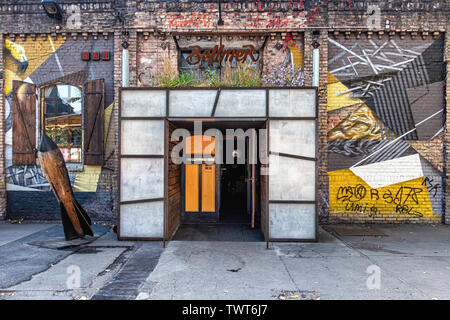 Berlin-Friedrichshain, RAW-Gelände. Crack Bellmer Bar & Night Club außen, einem Ort für Filmvorführungen, DJs, Tanz in alten Industriegebäude Stockfoto