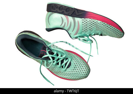 Paar perfekte Sneakers in hellblau auf weiß isoliert. Schuhe für lange Rennen Stockfoto