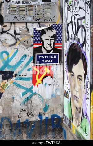 Mehrfamilienhaus in Street Art und Graffiti in der Dirschauer Straße, Friedrichshain-Berlin abgedeckt. Donald Trump Twitter Twat Poster. Stockfoto