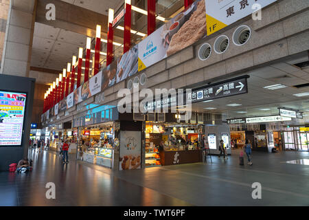 Innenraum der Taipei Hauptbahnhof Gebäude. Blick auf Lobby und Einkaufsstraße von Taipei Main Station, Passagier- und Tickets Automaten in Taipei Stockfoto