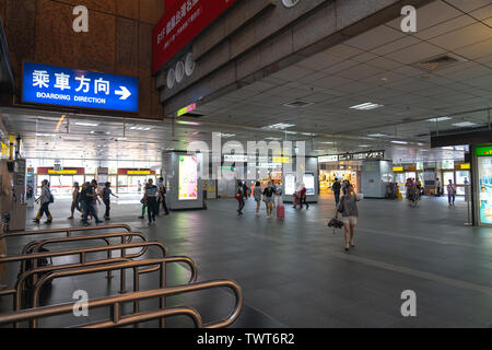 Innenraum der Taipei Hauptbahnhof Gebäude. Blick auf Lobby und Einkaufsstraße von Taipei Main Station, Passagier- und Tickets Automaten in Taipei Stockfoto