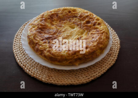 Spanisches Omelette, Tortilla de patata, zu Hause gemacht Stockfoto