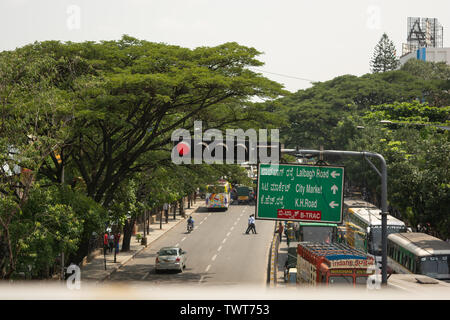 Bangalore, Karnataka India-June 04 2019: Luftaufnahme von Bengaluru City traffic signal in Rot in der Nähe von Town Hall, Amritsar, Indien Stockfoto