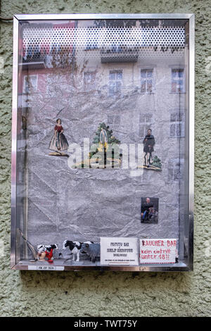 Primitiv bar außen Information Board Detail in der Simon-Dach-Straße, Friedrichshain Berlin. Stockfoto