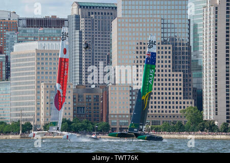 Japan SailGP Team mit Skipper von Nathan Outteridge und Australien SailGP Team von Tom Slingsby Racing im Match Race mit einem Media Hubschrauber hinter während des Rennens von Tag 2, Fall 3, Saison 1 SailGP Ereignis in New York City, New York, United States mit Skipper. Stockfoto