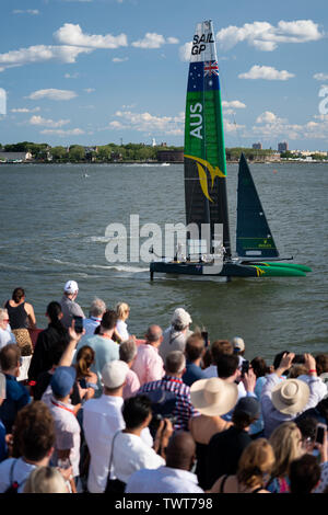 Australien SailGP Team mit Skipper von Tom Slingsby Segel in der Nähe der Zuschauer während der vierten Rennen während des Rennens von Tag 2, Fall 3, Saison 1 SailGP Ereignis in New York City, New York, United States. Stockfoto