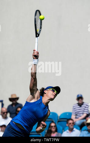 Sam Stosur von Australien gegen Magda Linette von Polen dienen. Natur Tal Internationale 2019, Devonshire Park, Eastbourne - England. Samstag, 22. Stockfoto