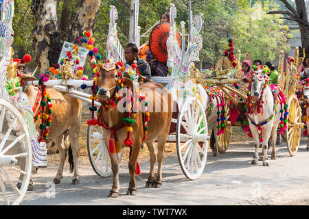 Bagan, Myanmar - März 2019: Anfänger buddhistischer Mönch Shinbyu Initiationsritus in einem Dorf in der Nähe von Bagan. Stockfoto