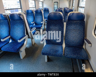 Leere Innere der Bahn Pendler Beförderung mit blauen Sitze und weißen Wänden Stockfoto