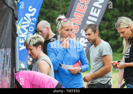 Stadt Ikscile, der Lettischen Republik. Mut Rennen waren die Menschen im Sport tätig. Verschiedene Hindernisse überwinden und ausgeführt wird. Eine große Anzahl von an Stockfoto