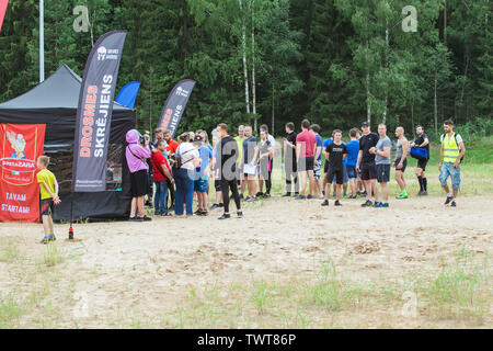 Stadt Ikscile, der Lettischen Republik. Mut Rennen waren die Menschen im Sport tätig. Verschiedene Hindernisse überwinden und ausgeführt wird. Eine große Anzahl von an Stockfoto