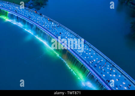 Die Anh Sao (Starlight) Bridge liegt im Herzen des internationalen Geschäfts- und Finanzviertel von Phu My Hung entfernt. Es ist die erste moderne p Stockfoto