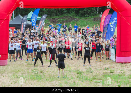 Stadt Ikscile, der Lettischen Republik. Mut Rennen waren die Menschen im Sport tätig. Verschiedene Hindernisse überwinden und ausgeführt wird. Eine große Anzahl von an Stockfoto