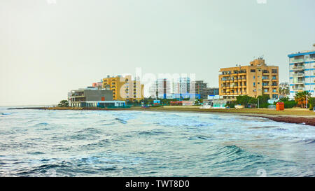 Mackenzie Beach und Residental Bezirk, der am Ufer des Meeres in Larnaca, Zypern Stockfoto